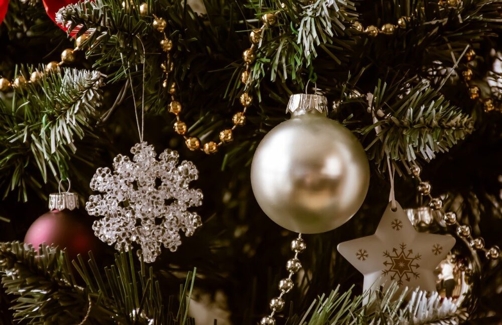 クリスマスツリーを安く買う方法を徹底解説!半額や値引きセール時期も紹介!